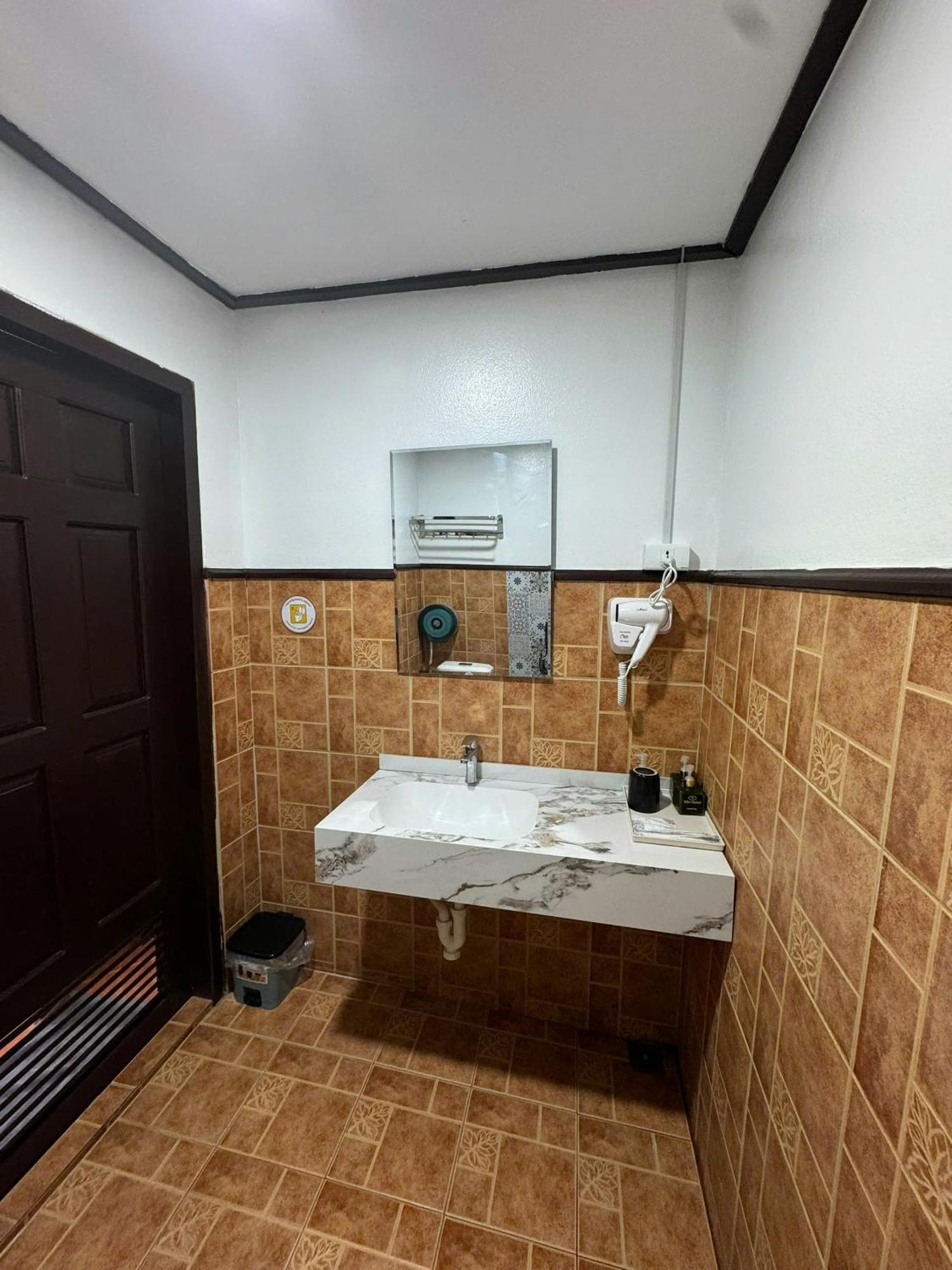 Win Hotel Ванг Виенг Екстериор снимка